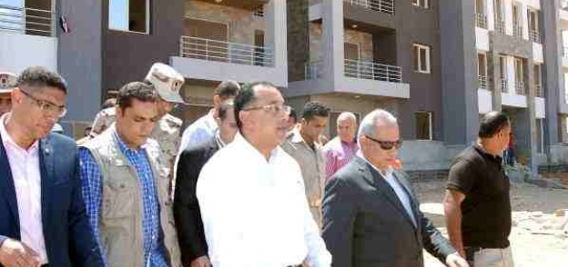 وزير الإسكان اثناء تفقده لمشروع دار مصر