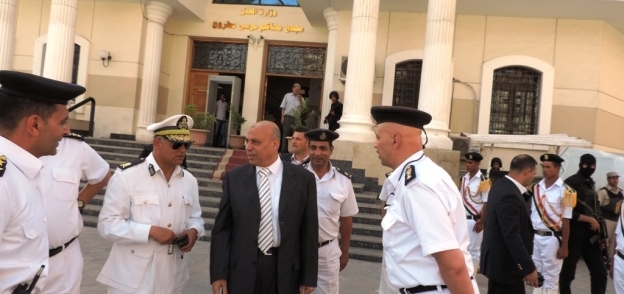اللواء مختار السنبارى مدير أمن مطروح خلال تفقدة الحالة الامنية بمجمع المحاكم