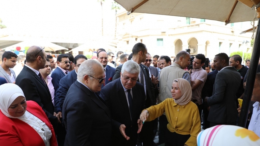 وزير التعليم العالي خلال جولته بجامعة القاهرة بحضور  د الخشت