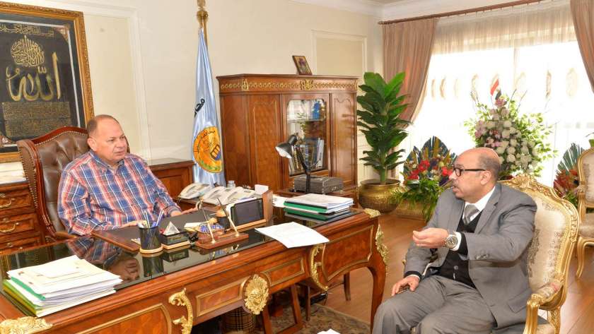 محافظ أسيوط يلتقى وكيل وزارة الصحة بالمحافظة