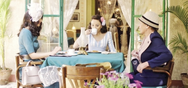 لقطة من مسلسل «ليالى أوجينى» تبرز أناقة المرأة فى الأربعينيات