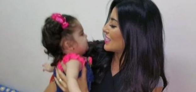 ملكة جمال العرب تتكفّل بطفلة من النازحين السوريين