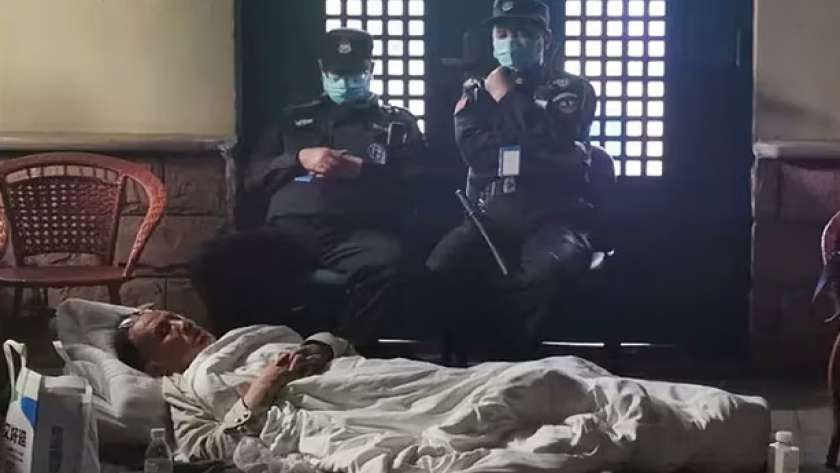 أثناء اعتصام العالم الصيني أمام مختبره