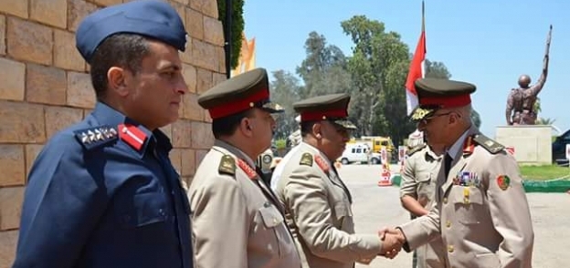 قائد الجيش الثانى الميدانى وقيادات المحافظة يضعون أكاليل الزهور على النصب التذكارى لشهداء الجيش .