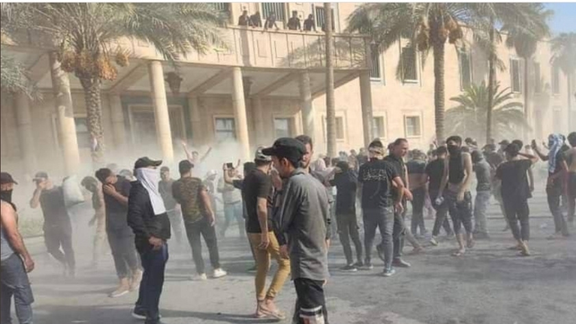 متظاهرون يقتحمون القصر الجمهوري في العراق