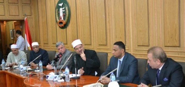 "الأوقاف": تجهيزات لفرش 600 مسجد.. والوزير: هناك تحديات تواجه الدولة