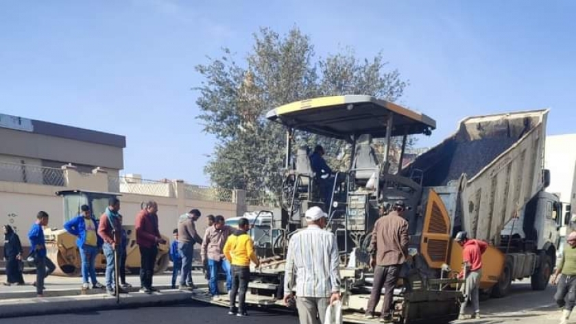 رصف طريق الحراسات ببورسعيد