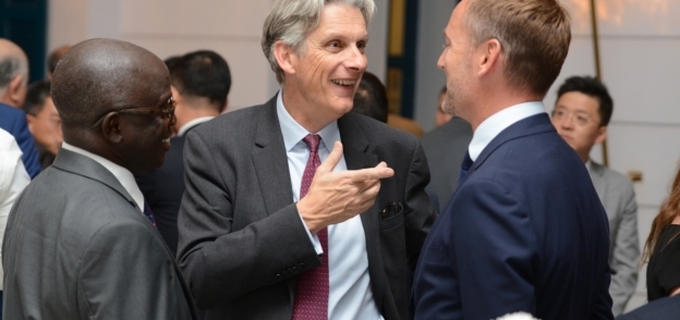 السفير البريطاني بالقاهرة و رئيس شركة إنفورما البريطانية أثناء مشاركتهما في معرض "إلكتريكس" للطاقة