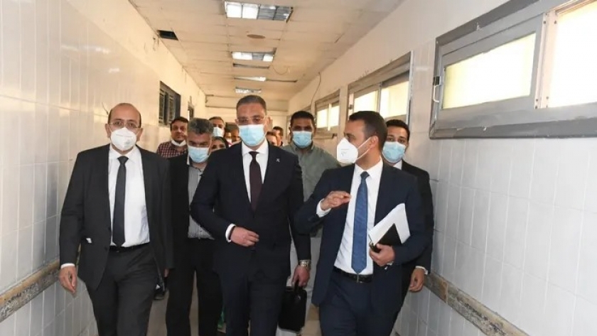 محافظ الفيوم ورئيس الطب العلاجي ووكيل وزارة الصحة خلال تفقد المستشفى