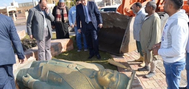 نقل وترميم تمثال أحمد زويل