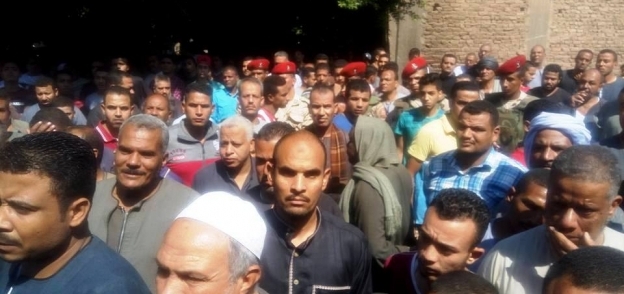 الآلاف يشيعون جثمان الشهيد المجند "رمضان" بسوهاج