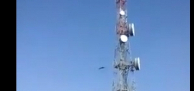 مصري يلقي بنفسه من أعلى برج كهربائي بالجزائر