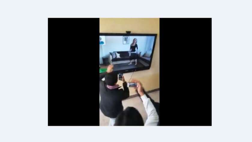 صورة من فيديو يرصد مشاهدة الطلاب لكليب رقص بأحد المدارس