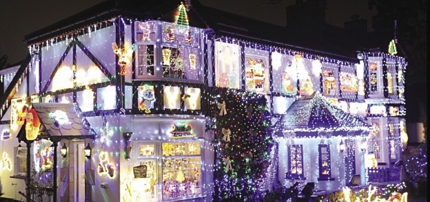 منزل البريطانيين مزيناً بأضواء عيد الميلاد