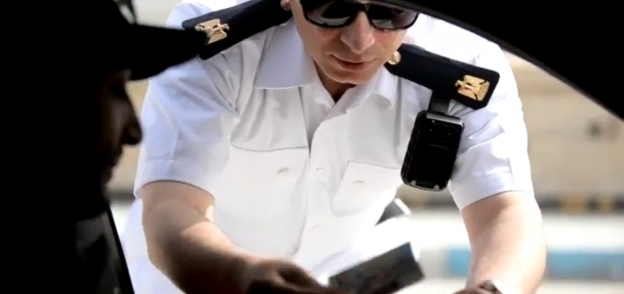 أحدث كاميرات مراقبه على كتف ضابط المرور لتصوير المخالفات فى مطروح