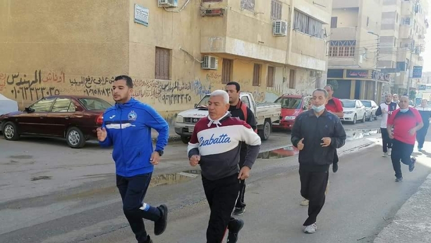 مواطنون يمارسون المشي الجماعي في أحياء كفر الشيخ