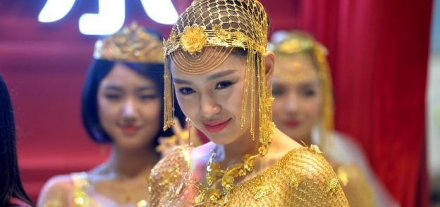 بالصور| فساتين زفاف مصنوعة من الذهب فقط في معرض بالصين