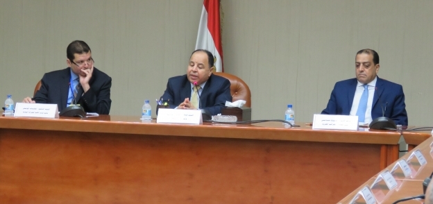 وزير المالية خلال اجتماعه برئيس وقيادات مصلحة الضرائب