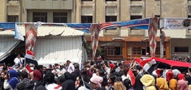 من "العباسية" لـ"عبده باشا" مسيرة كبيرة للمواطنين بعلم مصر