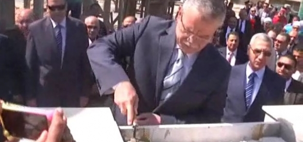 محافظ المنيا يضع حجر اساس مشروع شارع مصر