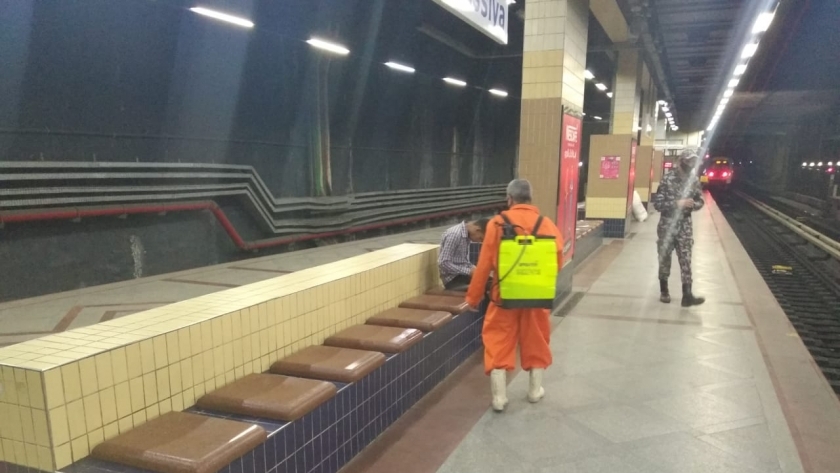إستمرار أعمال التعقيم والتطهير بمحطات مترو الأنفاق لمواجهة كورونا