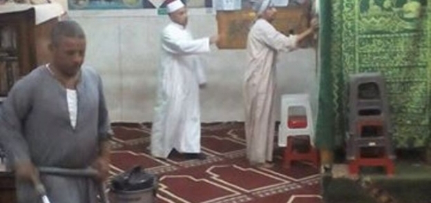 جانب من أعمال النظافة للمساجد