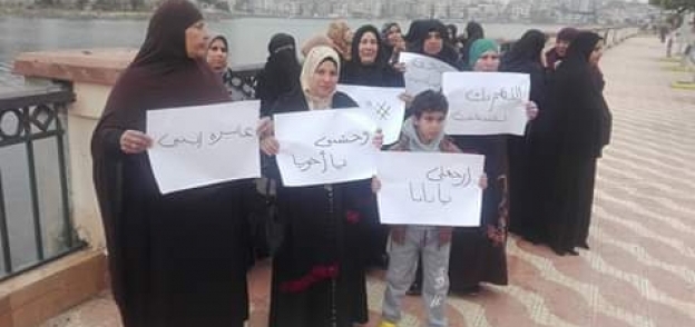 ذوو ضحايا مركب ياسين الزهيري ينظمون وقفة أمام ديوان عام محافظة دمياط