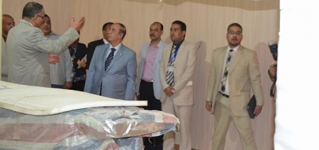 رئيس جامعة أسيوط يتفقد أعمال تركيب جهاز معجل خطى جديد بمعهد جنوب مصر للأورام