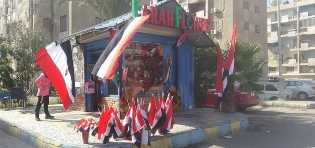 محلات بيع الورود بالإسماعيلية  تتزين بأعلام مصر .