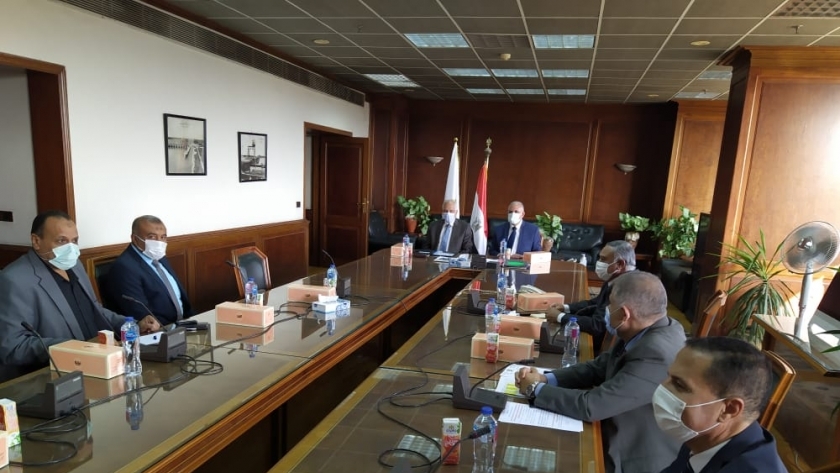 وزير الري يجتمع مع محافظ الجيزة لاستعراض خطط الوزارة