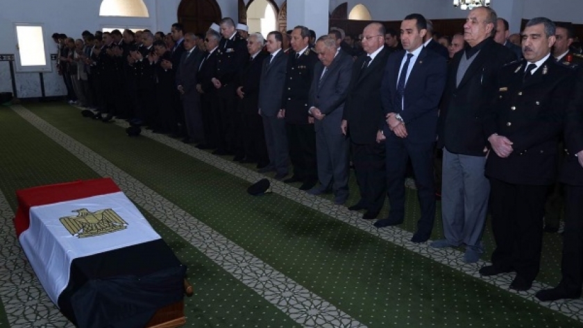 اللواء محمود توفيق وقيادات وزارة الداخلية أثناء الصلاة على الشهداء