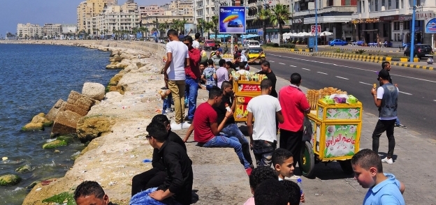 أطفال يستمتعون بإجازة العيد بمحطة الرمل بالإسكندرية