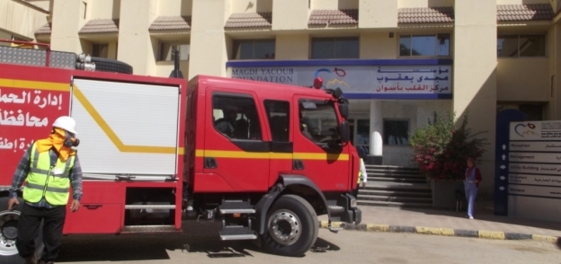 بالصور| فريق طوارئ مستشفى مجدي يعقوب ينفذ تجربة إطفاء حريق