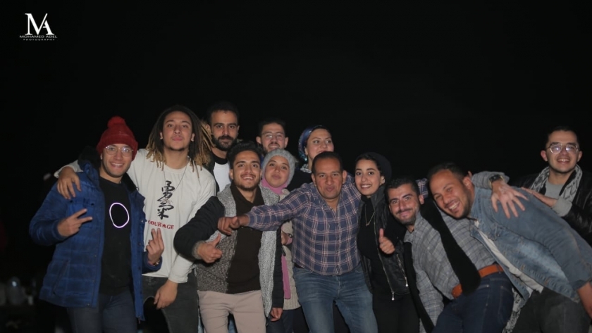 «بسمة» وأصدقاؤها خلال تجربة التخييم فى صحراء القاهرة