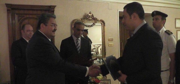 اللواء هشام العراقى مساعد أول وزير الداخلية لأمن الجيزة أثناء تكريمه الشهيد الحايس