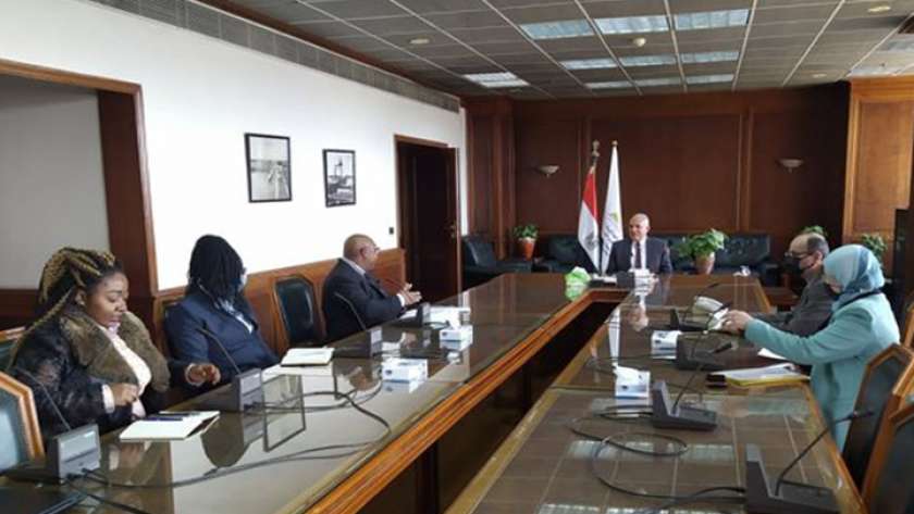 وزير الرى وسفير بوروندى خلال لقائهما