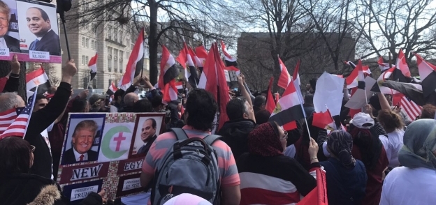 بالصور| مظاهرات حاشدة للمصريين أمام البيت الأبيض ترحيبا بالسيسي