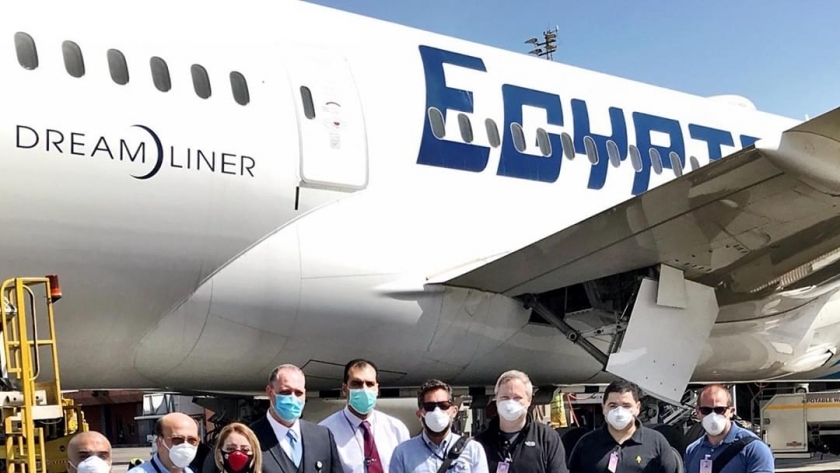 وصول طائرة المصريين العالقيين في أمريكا مطار مرسي علم
