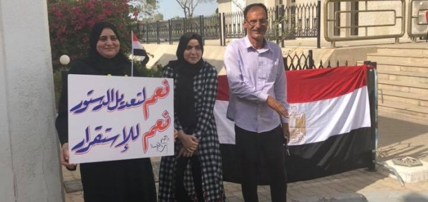 فيديو وصور| تنورة وكرسي متحرك.. مشاهد من استفتاء المصريين في الإمارات