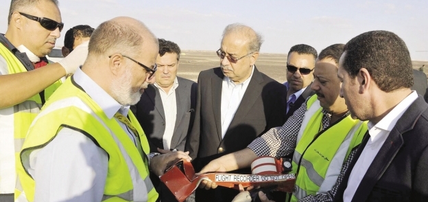 رئيس الوزراء أثناء فحص «الصندوق الأسود» الذى يحتوى على محادثات قائد الطائرة المنكوبة