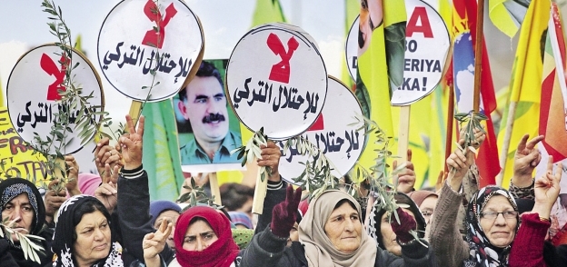مسيرة لأكراد سوريا فى «القامشلى» للتنديد بالعدوان التركى «أ.ف.ب»