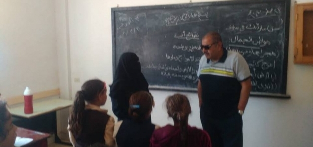 وكيل تعليم مطروح خلال زيارته لمدرسة ابوزريبة بالسلوم