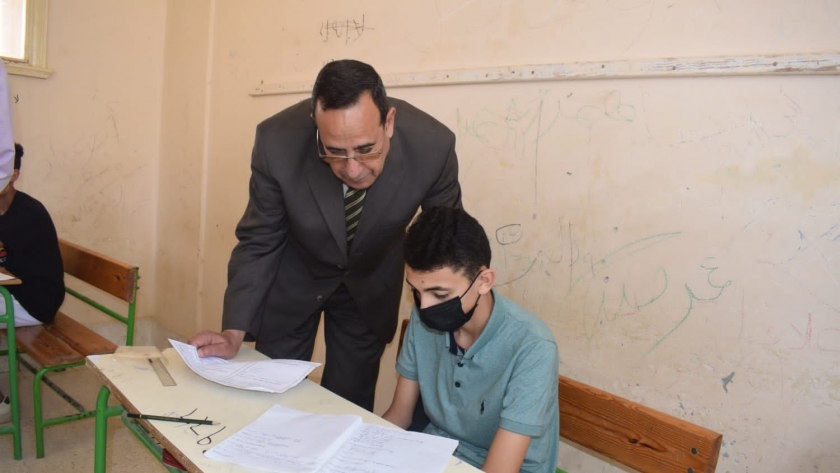 محافظ شمال سيناء يتفقد سير الامتحانات