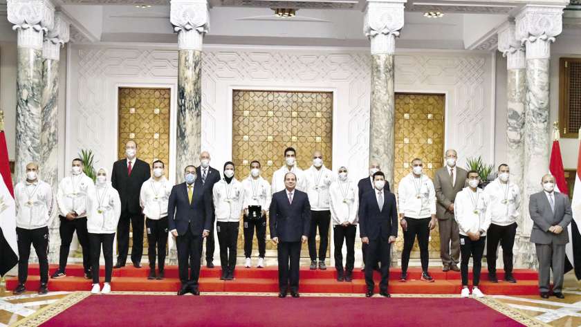 الرئيس السيسي خلال لقائه بأبطال الألعاب الأولمبية عام 2021 «صورة أرشيفية»
