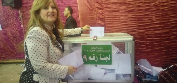 حياة عبدون تدلي بصوتها في انتخابات"الوفد"