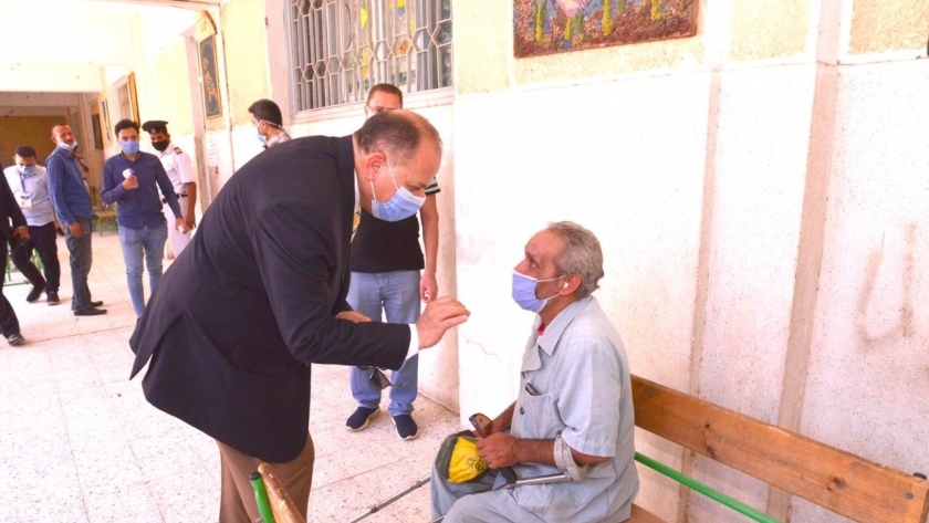 محافظ أسيوط يصطحب مسن إلى داخل الجنة للإدلاء بصوته في انتخابات الشيوخ