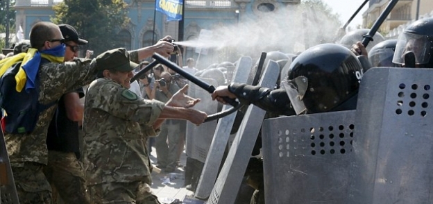 بالصور| إصابة 50 من الحرس الوطني الأوكراني في اشتباكات أمام البرلمان