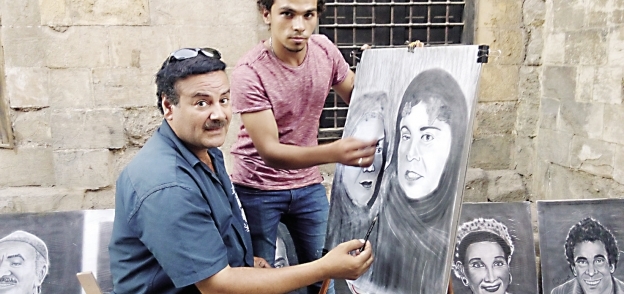 أحمد ومحمود يرسمان فى شارع المعز