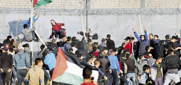 فلسطينيون أثناء مسيرات الاحتجاج على القمع الإسرائيلى شرق غزة أمس «أ. ف. ب»