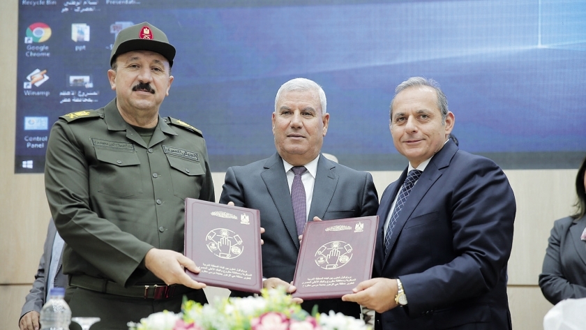 «رئيس البنك الأهلى» و«محافظ مطروح» و«قائد المنطقة الغربية العسكرية» أثناء توقيع الاتفاقية